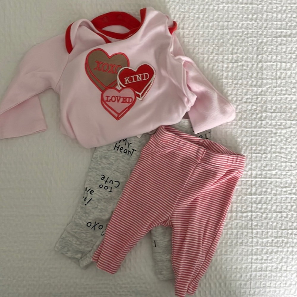 ❤️ Newborn Baby Outfit Bundle (2 Pants and SUPER CUTE onesie)